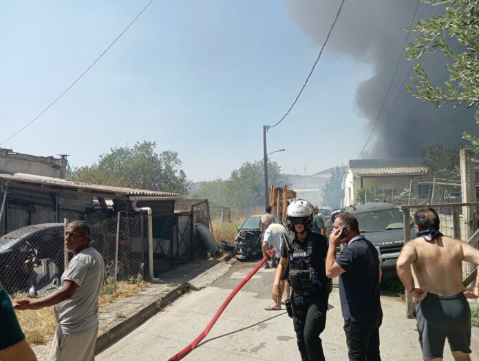 Βόλος: Φωτιά στις Άσπρες Πεταλούδες μέσα στον οικισμό – Τα εναέρια έσωσαν την κατάσταση
