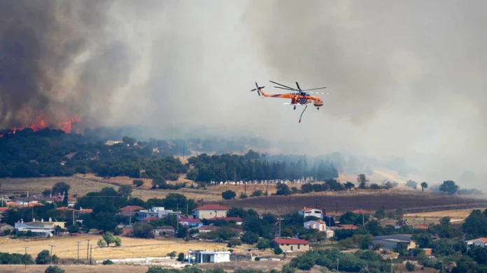 Αλεξανδρούπολη: Για τρίτη ημέρα μαίνεται η φωτιά – Άρχισαν ρίψεις νερού από εναέρια μέσα