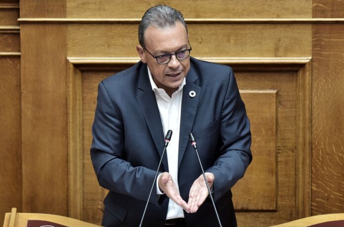 Φάμελλος: Ένας κρυπτόμενος πρωθυπουργός που ψάχνει μίζερα δικαιολογίες