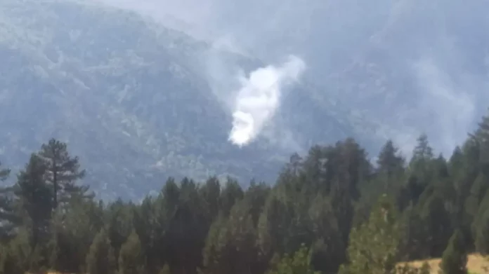 Σε εξέλιξη πύρινο μέτωπο ανάμεσα στην Κόνιτσα Ιωαννίνων και το χωριό Σαμαρίνα Γρεβενών