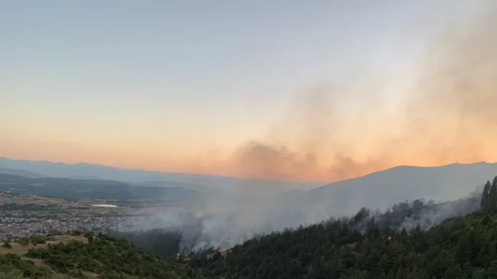 Φωτιά στη Δεσκάτη Γρεβενών – Ενισχύθηκαν οι δυνάμεις της Πυροσβεστικής