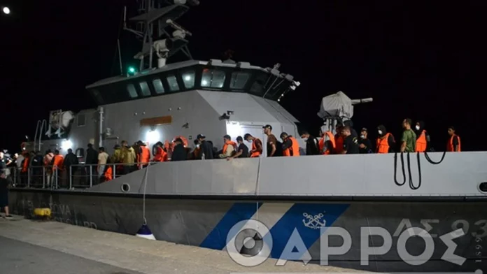 Καλαμάτα: 49 μετανάστες μεταφέρθηκαν στις αποθήκες του λιμανιού – ΦΩΤΟ & ΒΙΝΤΕΟ