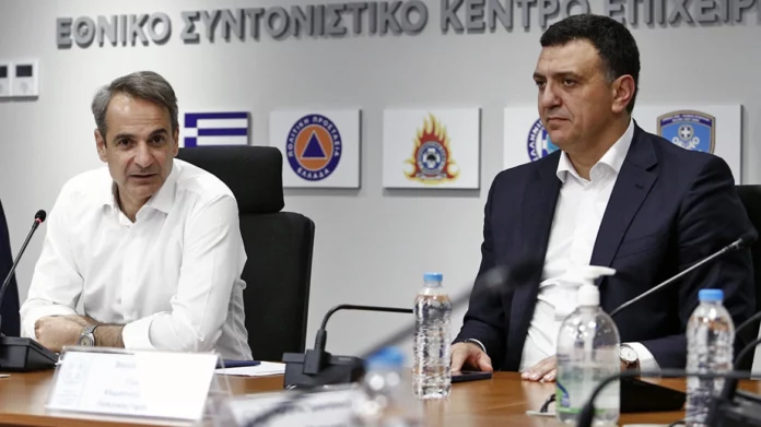 Μετά από 4 ημέρες που καίγεται η Ελλάδα, πήγε στο Συντονιστικό Κέντρο της Πολιτικής Προστασίας ο Μητσοτάκης Μετά από 4 ημέρες που καίγεται η Ελλάδα, πήγε στο Συντονιστικό Κέντρο της Πολιτικής Προστασίας ο Μητσοτάκης