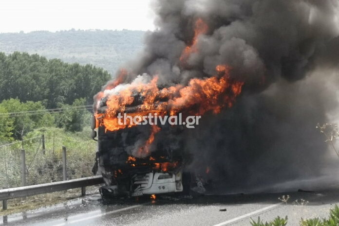 Θεσσαλονίκη: Φωτιά σε νταλίκα στο Δερβένι – Επί τόπου η Πυροσβεστική