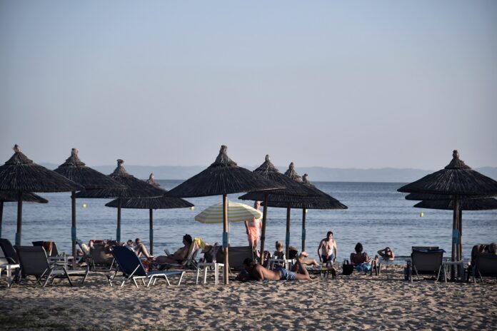 Χαλκιδική: Ηλικιωμένο ζευγάρι καταγγέλλει ότι έπεσε θύμα ξυλοδαρμού από υπεύθυνο beach bar – “Θα σας πνίξω” (video)