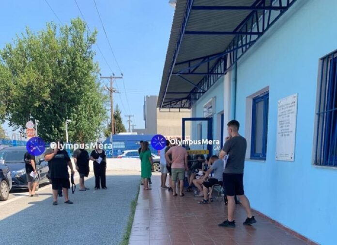 Πιερία: Ουρά πολιτών στην Αστυνομική Διεύθυνση για να αποφύγουν τις νέου τύπου ταυτότητες