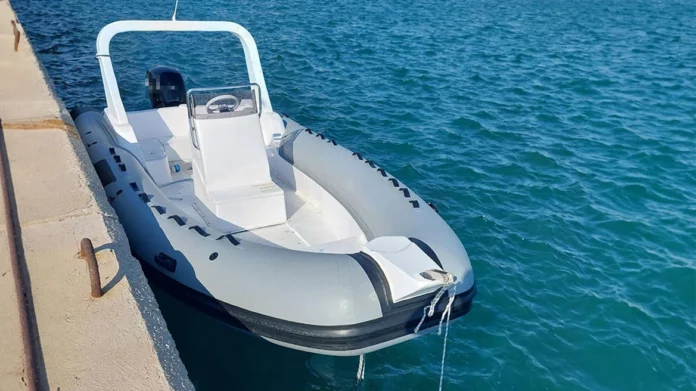 Ρόδος: Καταδίωξη ταχύπλοου με ρίψη προειδοποιητικών βολών – Συνελήφθησαν δύο διακινητές που μετέφεραν 13 μετανάστες