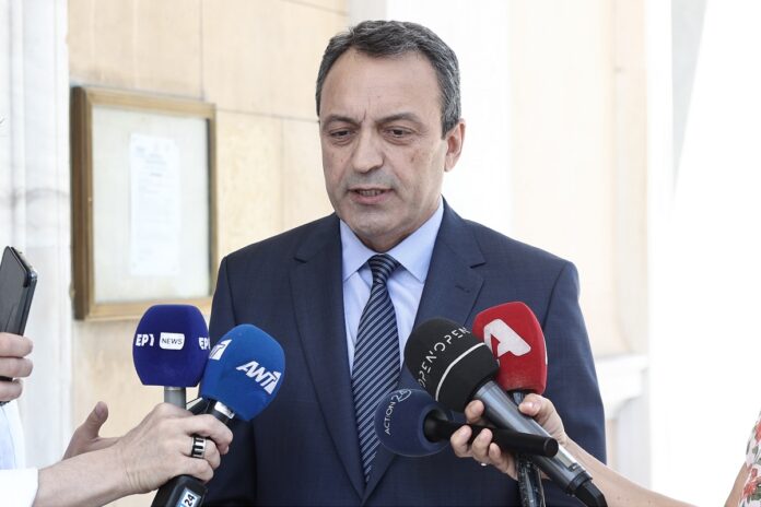 Σπαρτιάτες: Προσωρινή “ανακωχή” μέχρι το τέλος Αυγούστου αποφάσισαν οι βουλευτές του κόμματος