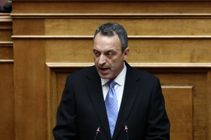Ξεκίνησε η διάλυση! Διέγραψε τρεις βουλευτές ο Στίγκας