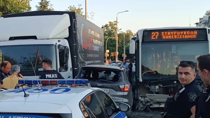 Θεσσαλονίκη: Καταδίωξη κλεμμένου ΙΧ – Μπήκε ανάποδα στην Λαγκαδά και συγκρούστηκε με λεωφορείο