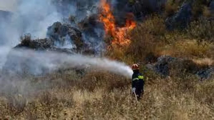 Φωτιά κοντά σε σπίτια στην περιοχή Βαρόσι Έδεσσας
