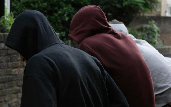 Συμπλοκές ανηλίκων σε Ταύρο και Άγιο Δημήτριο: Επτά συλλήψεις