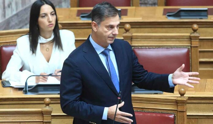 «Ηχηρό» άδειασμα Θεοχάρη από το Μαξίμου – Θα οδηγηθεί εκτός κυβέρνησης;