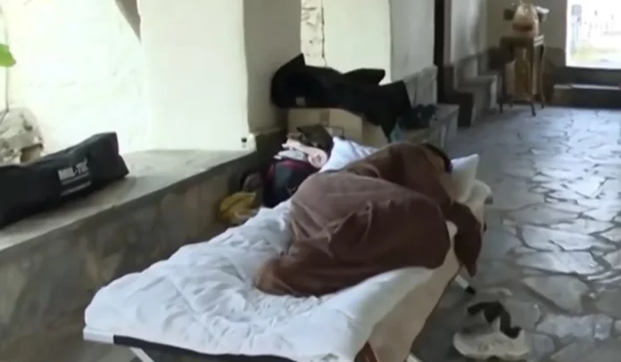 Βλοχός Καρδίτσας: Κάτοικοι κοιμούνται στο νεκροταφείο – «Δεν ενδιαφέρεται κανένας»