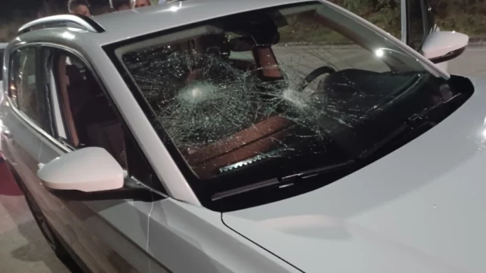 Άγνωστοι έστησαν ενέδρα και έσπασαν τα τζάμια στο αυτοκίνητο του Δημάρχου Λαμίας – Δείτε φωτογραφίες