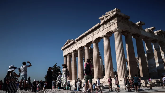 Ακρόπολη: Σύλληψη «μακρυχέρας» τουρίστριας από τη Ρουμανία που έκλεψε δύο μάρμαρα