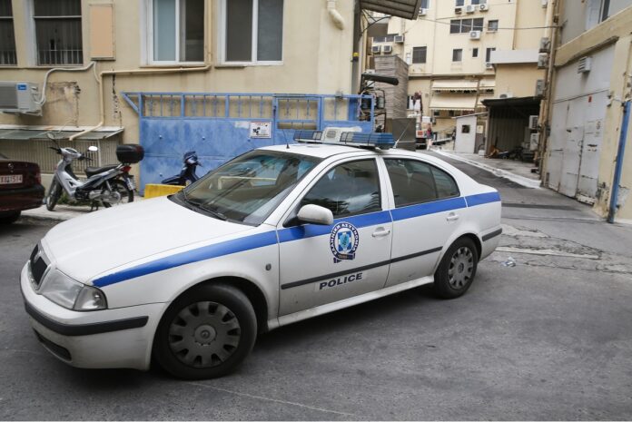 Θεσσαλονίκη: Σταμάτησε από οικιακή βοηθός, όμως “τρύπωνε” στο σπίτι ως “ποντικός” με τα κλειδιά – Βούτηξε 8.000 ευρώ και ακριβά κοσμήματα