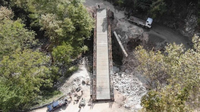 Θεσσαλία: Αποκαταστάθηκε η κυκλοφορία στα Στουρναρέικα Τρικάλων με την τοποθέτηση γέφυρας Μπέλεϋ