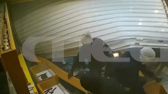 Μέγαρα: Καρέ-καρέ η διάρρηξη κοσμηματοπωλείου με αγροτικό – Οι δράστες έφυγαν με κοσμήματα αξίας 100.000 ευρώ