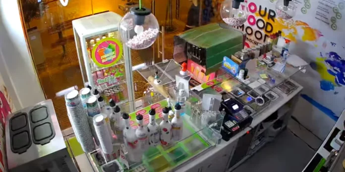 Θεσσαλονίκη: Η στιγμή που διαρρήκτης αδειάζει ταμείο καταστήματος μέσα σε δευτερόλεπτα (VIDEO)