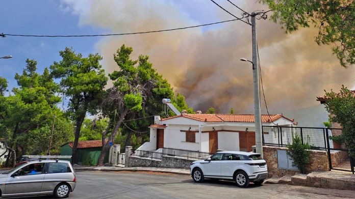 Φωτιά στην Σταμάτα: Καίει δασική έκταση – Μήνυμα από το 112 στους κατοίκους