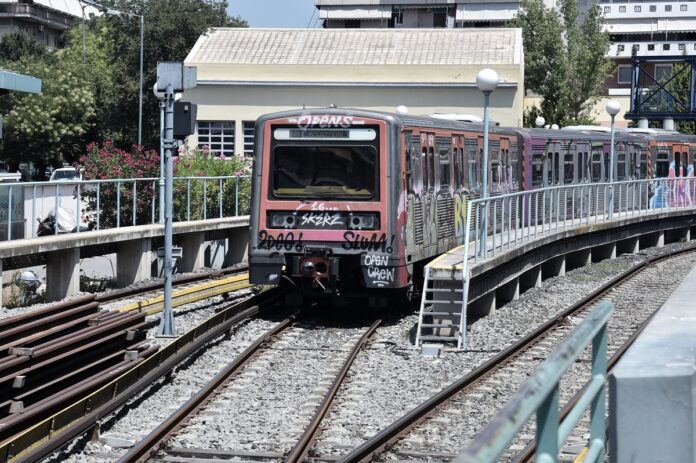 Αθήνα: 13χρονος και 14χρονος χτύπησαν και προσπάθησαν να ληστέψουν ανήλικους σε σταθμό του ΗΣΑΠ