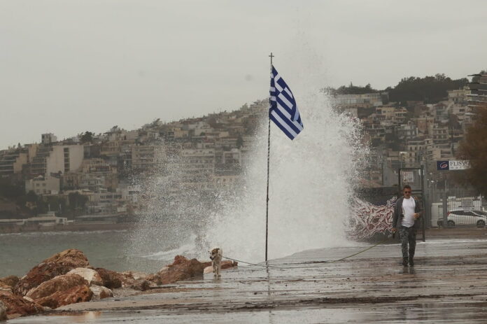 Δύσκολη είναι η κατάσταση στο Μαντούδι Ευβοίας με το 112 να στέλνει μήνυμα προς τους κατοίκους, την ώρα που το νερό στην περιοχή έχει φτάσει το ένα μέτρο εξαιτίας της κακοκαιρίας Elias.