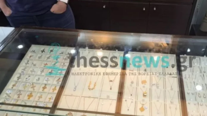 Θεσσαλονίκη: Κινηματογραφική ληστεία σε κοσμηματοπωλείο – Με όπλο αφαίρεσαν χρυσαφικά αξίας €8.000