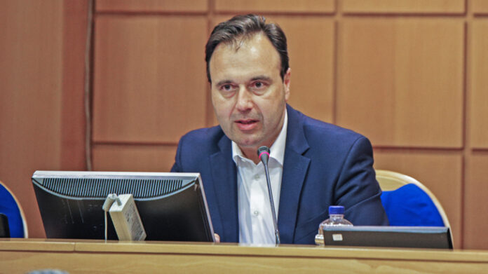 «Φυγαδεύτηκε» o υπουργός Δ.Παπαστεργίου – Άγριες αποδοκιμασίες από πολίτες στα Τρίκαλα (βίντεο)