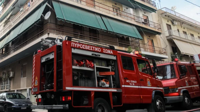Υπό έλεγχο η φωτιά σε διαμέρισμα στο Μετς