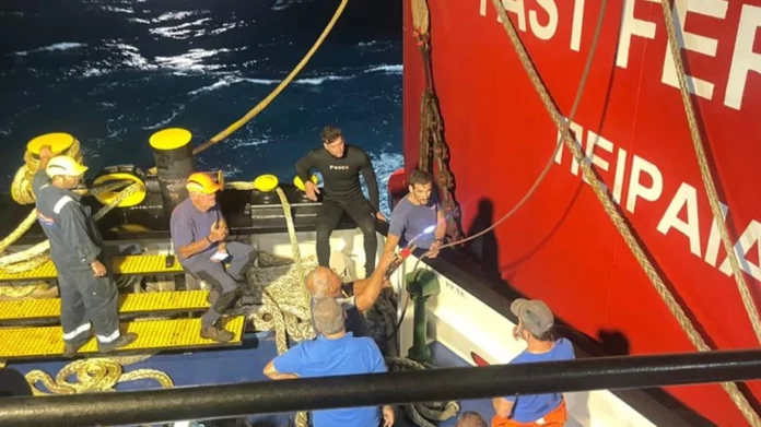 Έκοψαν την καδένα τα συνεργεία για να απελευθερωθεί το Fast Ferries Andros – Δείτε βίντεο