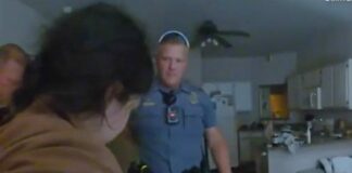 ΗΠΑ: Η στιγμή της σύλληψης της 19χρονης που κακοποίησε σεξουαλικά την 3χρονη κόρη του συντρόφου της (VIDEO)