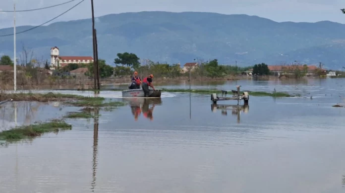 Κακοκαιρία Elias: Με βάρκες στο Σωτήριο Λάρισας, στα 2 μέτρα το νερό – «Τελειώσαμε, θα ξεκινήσουμε από το μηδέν»