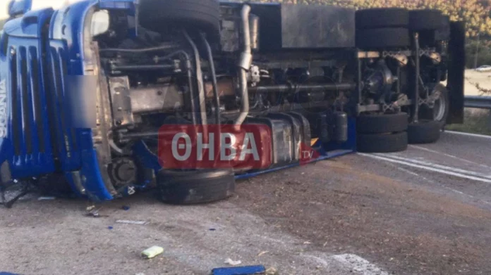 Θανατηφόρο τροχαίο στα Βίλια: Ανετράπη νταλίκα που μετέφερε ζώα-(Φωτο)