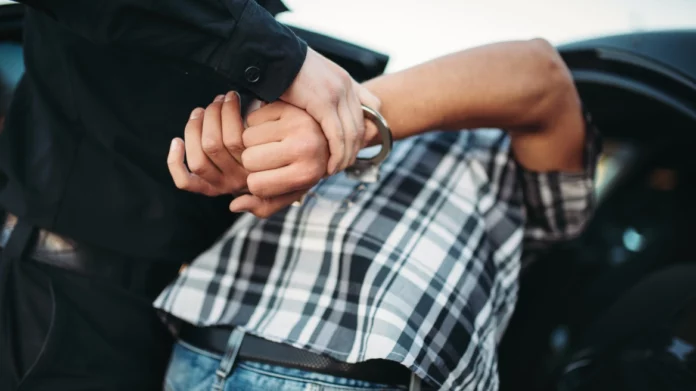 Χαλκιδική: Νεαρός άντρας τραυμάτισε έναν επιχειρηματία και δύο αστυνομικούς και επιχείρησε να κάψει αυτοκίνητο