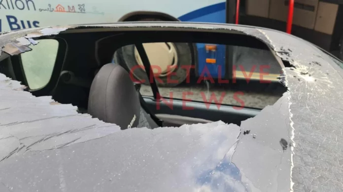 Ηράκλειο: Τμήμα μπαλκονιού έπεσε πάνω σε αυτοκίνητο – Δείτε φωτογραφίες