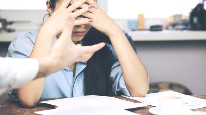 Εργασιακό bullying και σεξιστικά σχόλια καταγγέλλει εργαζόμενη από τον διευθυντή της