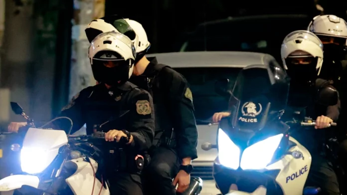 Γλυφάδα: Συνελήφθησαν 4 νεαροί που επέβαιναν σε αυτοκίνητο με πλαστές πινακίδες