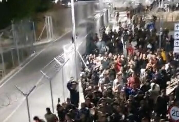 Ένταση στη δομή της Σάμου με διαμαρτυρίες μεταναστών κατά του Ισραήλ – Πέντε συλλήψεις (video)