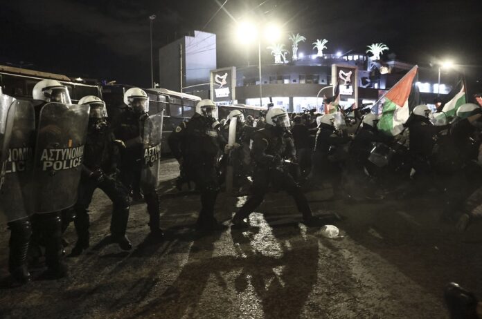 Αθήνα: Ένταση και χημικά στη συγκέντρωση υπέρ των Παλαιστινίων έξω από την πρεσβεία στο Ισραήλ (φωτο & video)