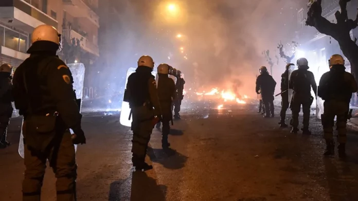 Επεισόδια στα Εξάρχεια μετά την πορεία για τον τραυματισμό της 16χρονης – Προσαγωγές και συλλήψεις