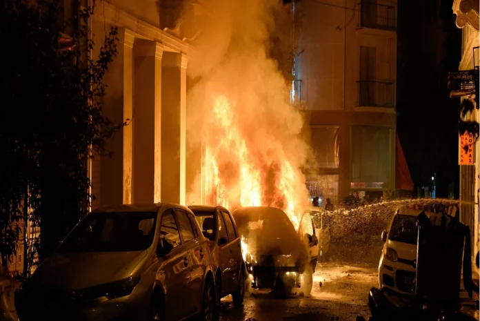 Επιθέσεις με πέτρες και μπουκάλια σε αστυνομικούς στα Εξάρχεια – Ζημιές σε αυτοκίνητο και φωτιές σε κάδους