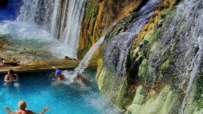 Αλλοδαποί πήγαν γυμνοί για μπάνιο σε ιαματικά λουτρά