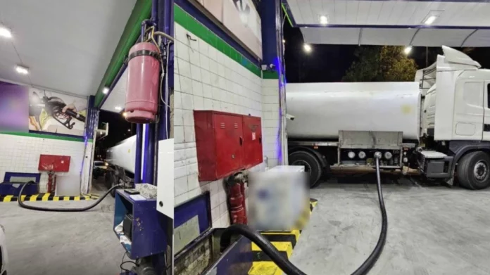 ΕΛΑΣ: Εξαρθρώθηκε κύκλωμα που νόθευε καύσιμα – Οι διαλύτες από τη Βουλγαρία και η διάθεση σε πρατήρια της Αττικής