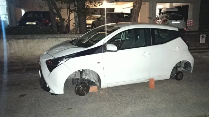 Αττική: Χειροπέδες σε δύο άνδρες που ξάφριζαν ζαντολάστιχα από ΙΧ στα βόρεια προάστια