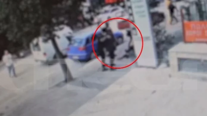 Λαμία: Η στιγμή που ο πατέρας και ο θείος του 17χρονου χτυπούν μαθητές ΕΠΑΛ που του επιτέθηκαν-(VIDEO)