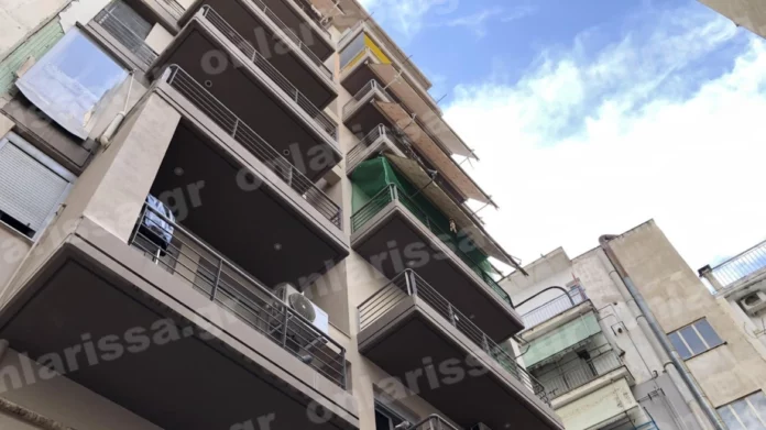 Λάρισα: 50χρονη έπεσε από μπαλκόνι τρίτου ορόφου – Μεταφέρθηκε στο νοσοκομείο
