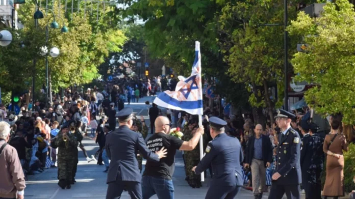 28η Οκτωβρίου: Άντρας μπήκε στο χώρο της παρέλασης στη Λάρισα με μια ματωμένη σημαία του Ισραήλ – Βίντεο