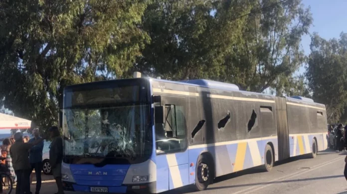 Αρτέμιδα: Άνδρας εκτός εαυτού έσπαγε τα τζάμια λεωφορείου και φώναζε «θα σας σκοτώσω»