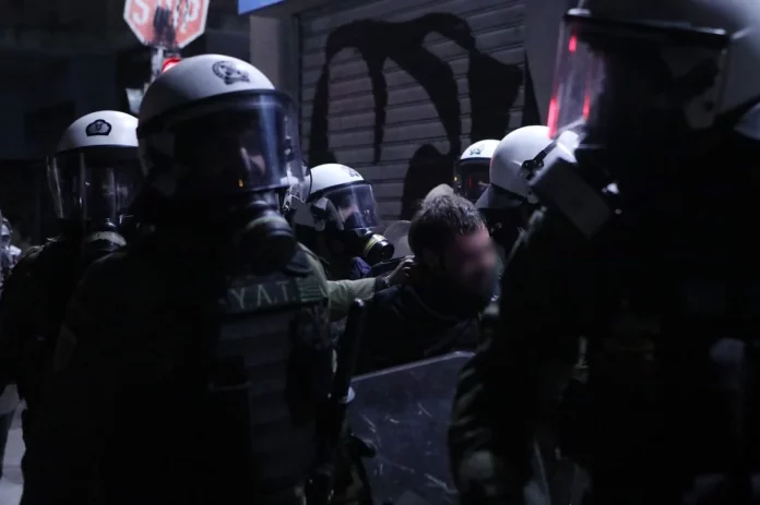 Εξάρχεια: Νυχτερινή επίθεση με βόμβες μολότοφ κατά διμοιρίας των ΜΑΤ